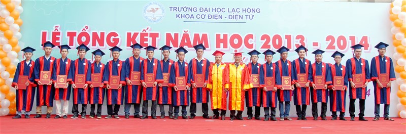 trao bằng tốt nghiệp