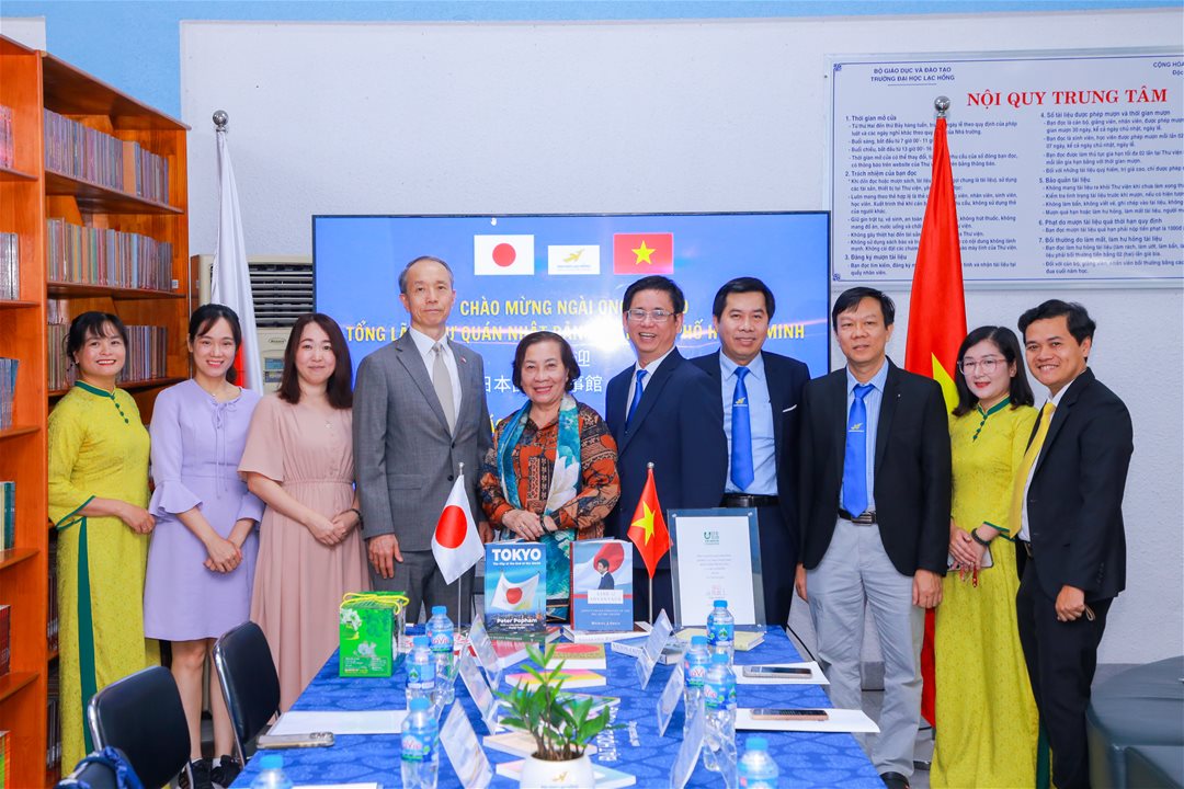 LHU nhận sách từ Tổng Lãnh sự quán Nhật Bản tại TP.HCM